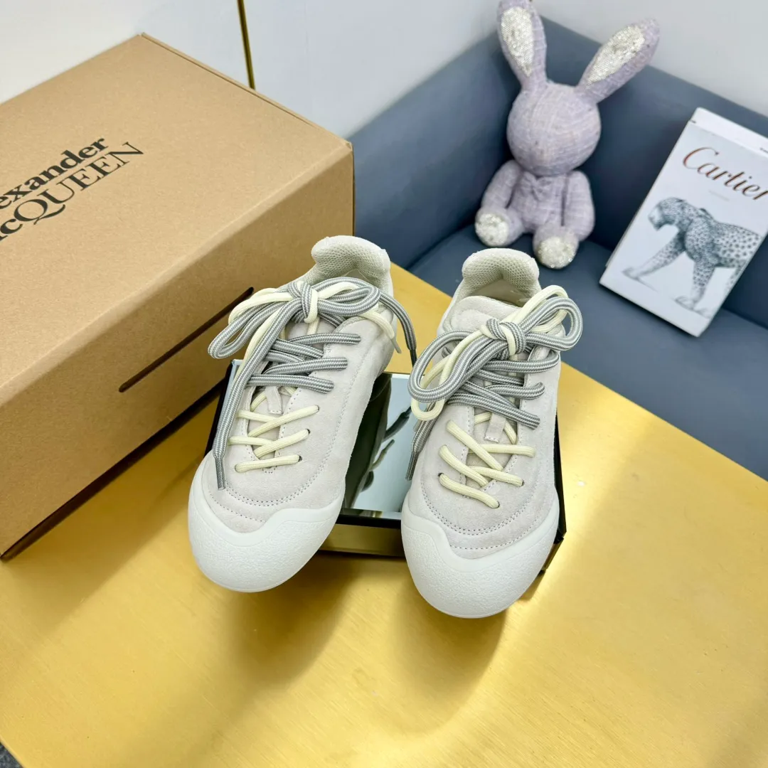 👟👟Ex-factory price 600👟👟 Men's size +10 The latest popular couple model ALEXANDER MCQUEEN/Alexander McQueen 24ss The latest autumn and winter Flexion series retro casual sneakers Original purchase development and production This Flexion Off white tone grain leather low-top sneakers use different sizes of laces and are matched with lightweight segmented soles inspired by anatomy. The reverse skull pattern is embossed on the heel. Fabric: Original customized imported first-layer cowhide. Lining: Customized imported breathable mesh lining. Sole: Original open-molded non-slip TPU material. Size: #women's model 35-40 #men's model 39-45 (custom-made for 45, non-refundable)